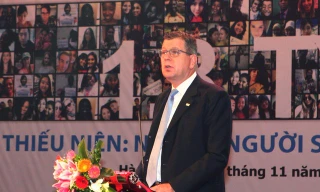 Arthur Erken – Trưởng Đại diện UNFPA tại Việt Nam cho rằng đây chính là thời điểm Việt Nam cần phải đầu tư cho thanh, thiếu niên - dân số “vàng” của đất nước.