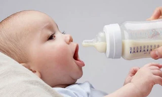 Tử hình ác phụ bỏ thuốc độc vào sữa trẻ em