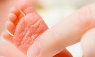 Bé sơ sinh sống lại trong nhà xác