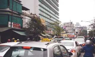 Phố Lê Duẩn đoạn trước tòa nhà chợ Cửa Nam thường xuyên xảy ra ùn tắc Ảnh: Trọng Đảng