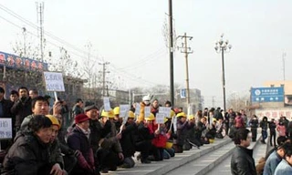 Trung Quốc: Hàng nghìn công nhân quỳ xin chính phủ