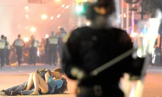 Nụ hôn cháy bỏng trong bạo loạn