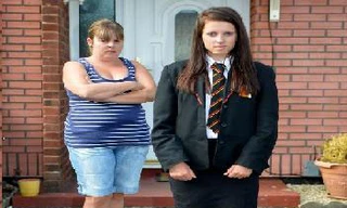 Mặc váy co giãn, nữ sinh 13 tuổi phải nghỉ học