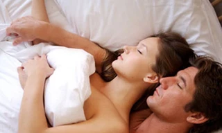 Ngủ quay lưng là tình cảm có vấn đề