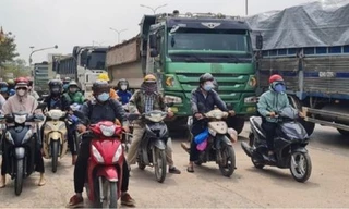 Nhiều phương tiện dừng không đúng làn đường trên Quốc lộ 51