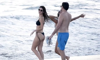 Bạn gái kém 23 tuổi vui đùa bên Leonardo DiCaprio, quyến rũ ngất ngây với bikini 