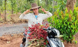 Hoa hậu giản dị nhất showbiz, nghỉ lễ về quê làm nông dân