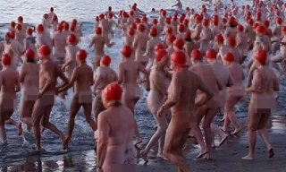 Hàng nghìn người tham gia lễ hội bơi khỏa thân giữa thời tiết dưới 5 độ C