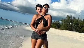 Hoa hậu Priyanka Chopra tung ảnh 'tình bể bình' bên chồng kém 10 tuổi