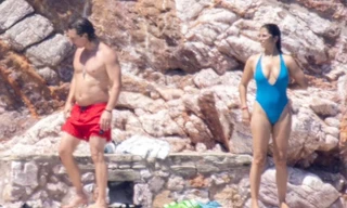 Vợ Matthew McConaughey khoe body 'bốc lửa' với áo tắm khi đi biển với chồng