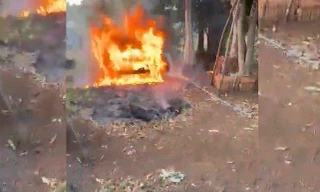 Chiếc xe bốc cháy ngùn ngụt