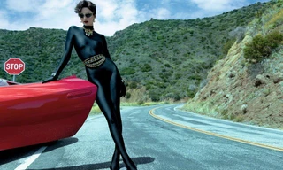 'Siêu mẫu đắt giá nhất thế giới' khoe body đẹp như tượng tạc, chân dài 'bất tận'