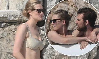 Tình cũ của Leonardo DiCaprio đẹp như mộng với bikini, âu yếm ngọt ngào bên chồng 