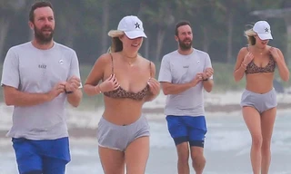 Con gái 17 tuổi của thủ lĩnh nhóm Coldplay nảy nở cực gợi cảm với bikini