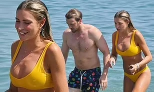 Sao truyền hình 9x gợi cảm 'rực lửa' bên bạn trai ở biển