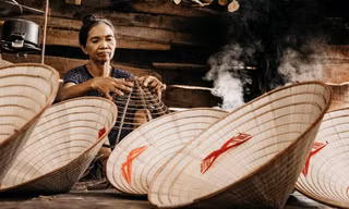 Gìn giữ nét đẹp nón lá Đồng Văn