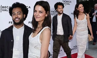 Vợ cũ Tom Cruise mặc xuyên thấu, quấn quýt tình trẻ kém 11 tuổi ở sự kiện