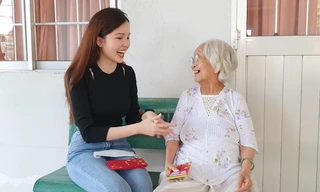 Thúy Vi trò chuyện cùng cụ già