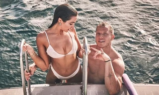 'Mỹ nhân gợi cảm nhất thế giới' diện bikini nóng bỏng bên bạn trai