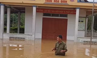 Nước lũ bao vây, người dân nhiều xã ở Hà Tĩnh bị cô lập