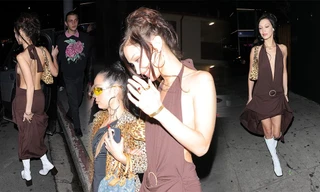 Bella Hadid 'thả rông' với váy hở bạo đi ăn tối 