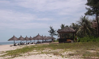 Một hàng mục được xây dựng trên quy hoạch vệt 50m khu vực bãi tắm công cộng. Ảnh: Nguyễn Thành