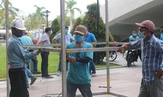 Gấp rút triển khai bệnh viện dã chiến tại Cung thể thao Tiên Sơn - ảnh Nguyễn Thành 