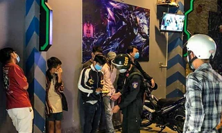 Công an ập vào quán internet phát hiện các thanh thiếu niên tụ tập, "cày game" giữa mùa dịch COVI-19