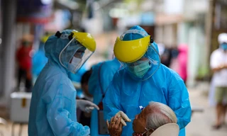 Lấy mẫu xét nghiệm tại khu dân cư ở Đà Nẵng. Ảnh: Nguyễn Thành