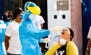 Lấy mẫu xét nghiệm các cư dân "phố chung cư" sống tại các block chung cư có người mắc COVID-19. Ảnh: Quốc Huy