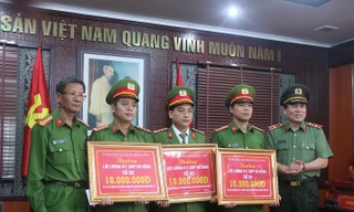 Ban giám đốc CA TP Đà Nẵng trao thưởng của UBND TP cho 3 tổ công tác của lực lượng 911 (CA TP Đà Nẵng). Ảnh: Nguyễn Thành