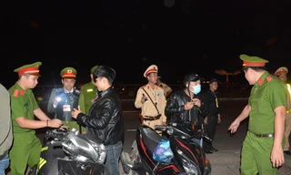 Lực lượng 911 (CATP Đà Nẵng) làm nhiệm vụ tuần tra, chốt chặn kiểm soát an ninh trật tự. 