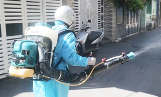 Khử khuẩn nhà riêng, khu phố nơi bệnh nhân mới nhất mắc COVID -19 sinh sống