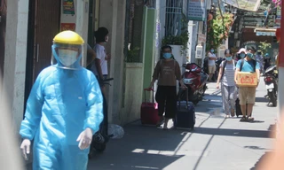 Người nhà bệnh nhân 416 được đưa đi cách ly vào trưa ngày 26/7. Ảnh: Nguyễn Thành