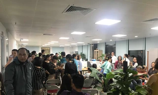 Người dân kéo tới trụ sở Cty Hoàng Nhất Nam vào tối 14/3 để đòi quyền lợi đất đai. Ảnh: Nguyễn Thành.