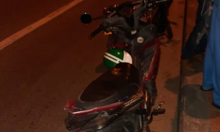 Chiếc xe máy của tài xế grab để lại trên cầu Đỏ. 