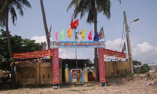 Lăng Cá Ông làng Nam Ô còn trơ lại giữa những đổ nát sau khi làng giải tỏa nhường đất cho dự án. Ảnh Nguyễn Thành