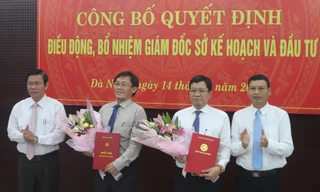 Ông Trần Phước Sơn (thứ 2 bên trái) nhận quyết định giữ chức vụ Giám đốc Sở KHĐT TP.Đà Nẵng