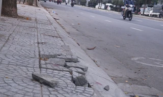 Hình ảnh vỉa hè đường Nguyễn Hữu Thọ bị hư hỏng bong tróc sau thời gian ngắn đưa vào sử dụng. Ảnh: Nguyễn Thành 
