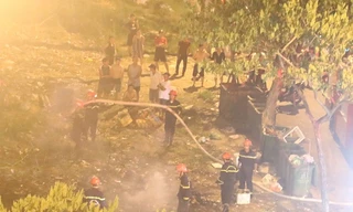 Cháy bãi tập kết rác khiến các hộ dân sống tại các chung cư hốt hoảng. 