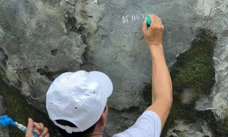 Du khách thản nhiên vẽ bậy lên cầu Vàng