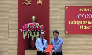 Ông Đặng Ngọc Huy, Phó Bí thư Tỉnh ủy Quảng Ngãi (phải), trao quyết định chuẩn y chức danh Bí thư Huyện ủy Lý Sơn cho ông Nguyễn Quốc Việt. Ảnh: Nguyễn Ngọc