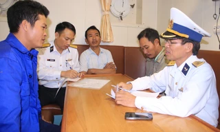 Các ngư dân tàu cá QB 98436 kể lại sự việc tàu cá bị chìm với lực lượng Hải quân sau khi được đưa vào bờ an toàn. Ảnh Nguyễn Thành