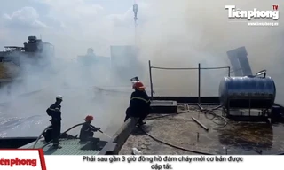 Cận cảnh lực lượng PCCC Đà Nẵng dập lửa trong xưởng gỗ nằm cạnh kho gas.