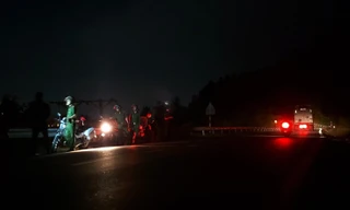 Xem lực lượng chức năng trắng đêm tổ chức vây bắt kẻ ‘vượt ngục’ lẩn trốn ở rừng Hải Vân