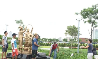 Du khách tham quan công viên APEC, liền kề công viên APEC là vệt đất "vàng" rộng khoảng 10ha thành phố Đà Nẵng đã giao cho các nhà đầu tư. Cử tri và đại biểu HĐND thành phố kiến nghị thu hồi khu đất này để làm công viên, quảng trường trung tâm bởi thành 