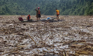 Tìm thi thể nạn nhân vụ sạt lở giữa lòng hồ thuỷ điện dày đặc cây rừng