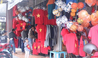 Từ sáng sớm, các cửa hàng ở Đà Nẵng đã tấp nập khách mua đồ cổ vũ đội tuyển Việt Nam. Ảnh: Nguyễn Thành