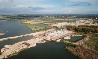 UBND tỉnh Quảng Ngãi yêu cầu dừng thi công ngay công trình Đập dâng hạ lưu sông Trà Khúc để phòng chống lũ. Ảnh: Nguyễn Ngọc 