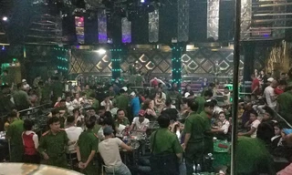 Hơn 100 chiến sĩ công an được huy động kiểm tra quán bar Club F3 lúc nửa đêm. Ảnh CA cung cấp